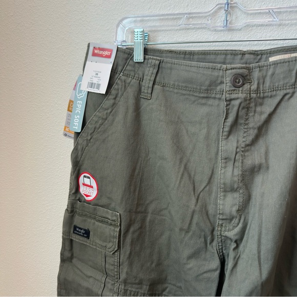 NWT Wrangler Relaxed Fit Waist 38 Men's Cargo Shorts, Olive green 0035 - Picture 3 of 9
